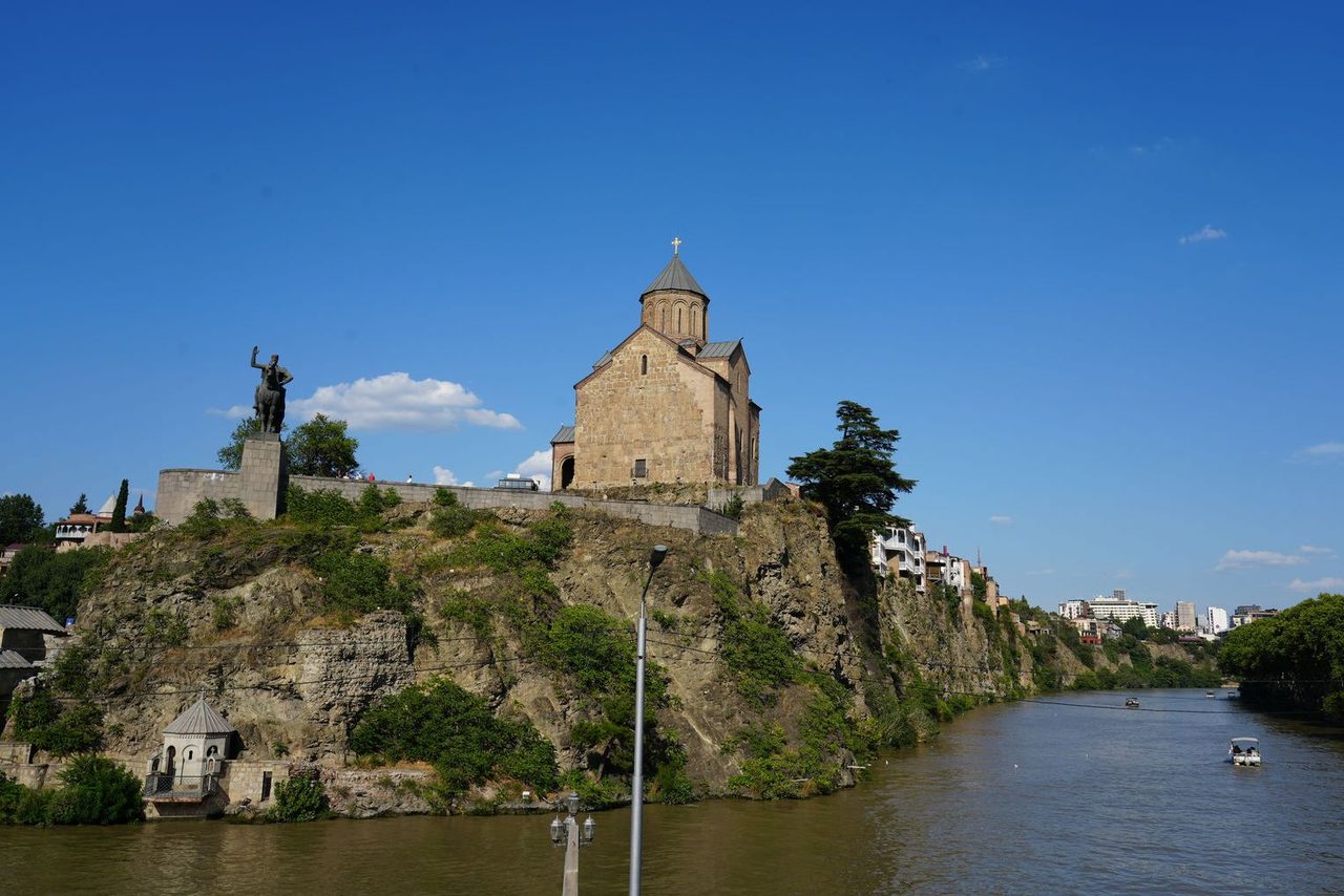 Metekhi Church and King Vakhtang Gorgasali statue