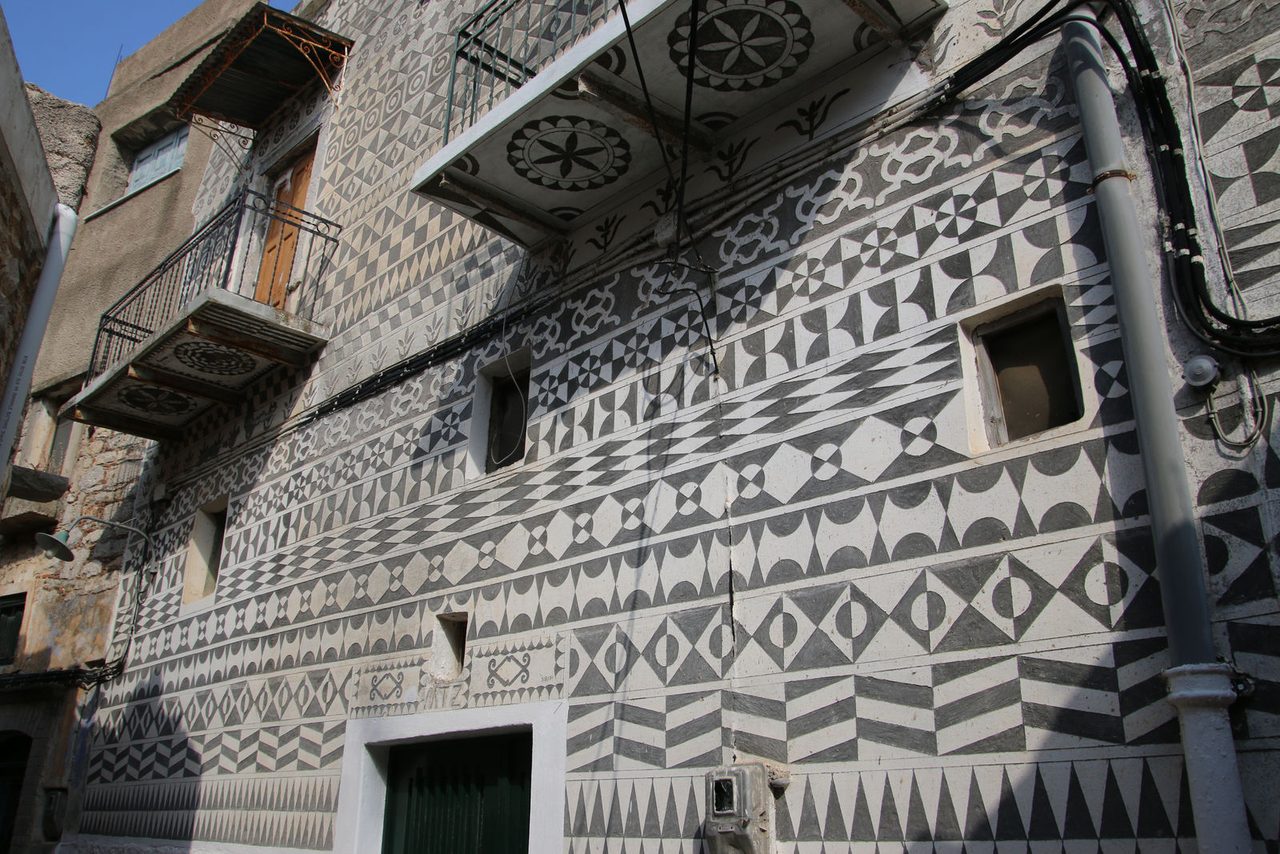 The striking Xysta wall art of Pyrgi