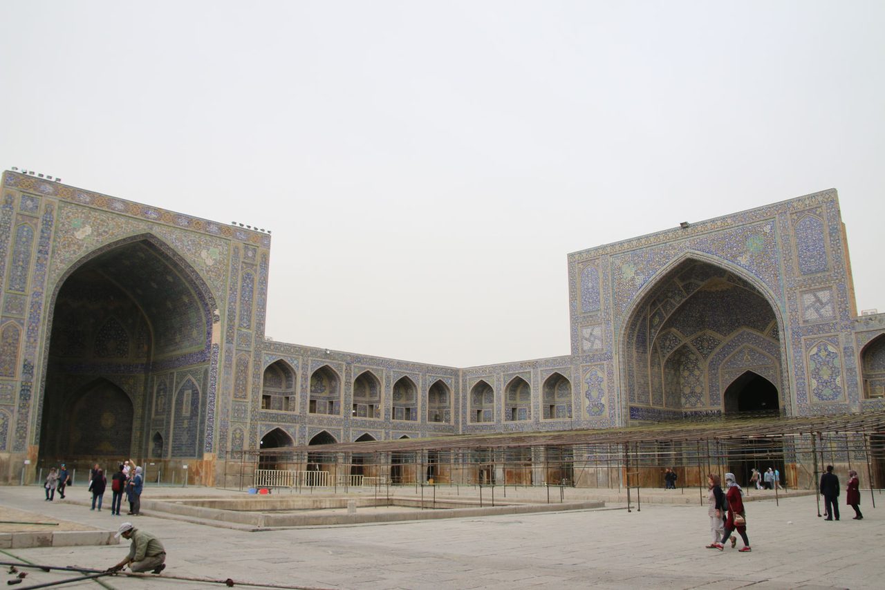 The grand courtyard of Shah Mosque