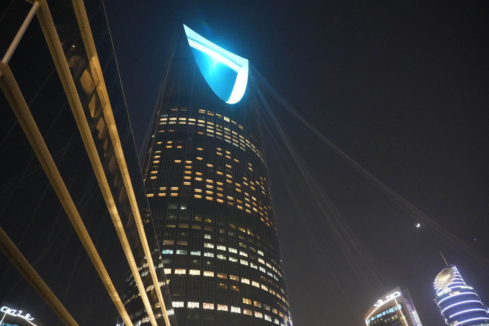 Kingdom Centre at night
