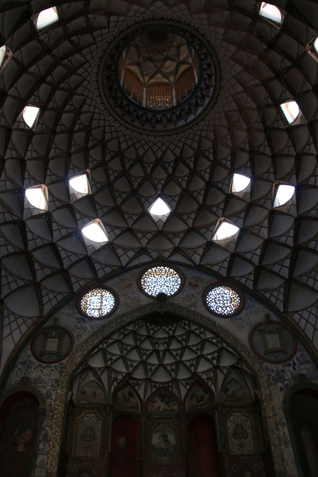 The stunning dome ceiling of Borujerdi House （