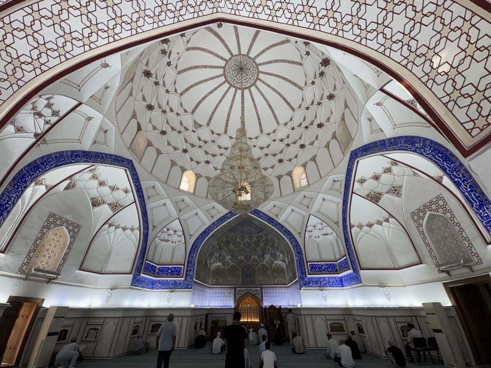 Interior of Bolo Hauz Mosque