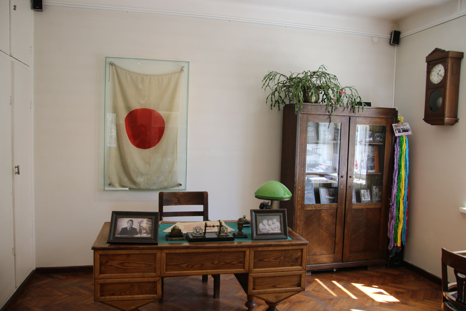 The replica of the consular office desk inside the Sugihara House